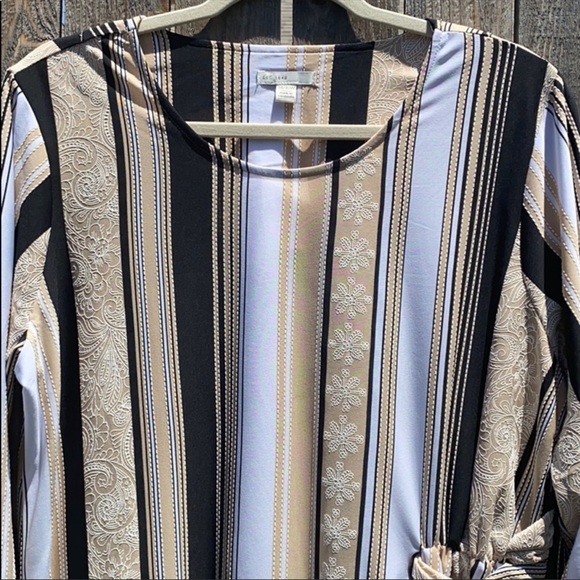 Women's Blouse - Picture 2 of 7